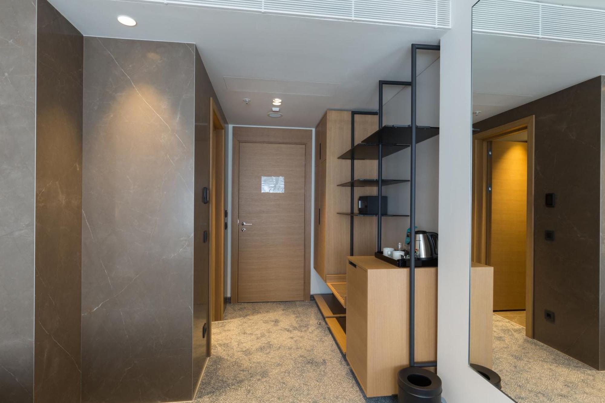 Mona Plaza Hotel 4*